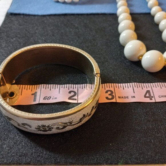 Vintage Beaded Necklace and Bracelets - Picture 4 of 7